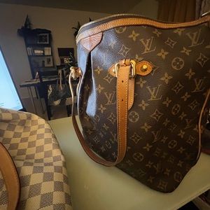 Palermo GM
Datecode MI3009
Lv monogram 2 handles adjustable crossbody strap